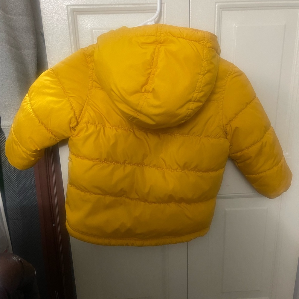 Boy jacket oldNavy size is 2T yellow color